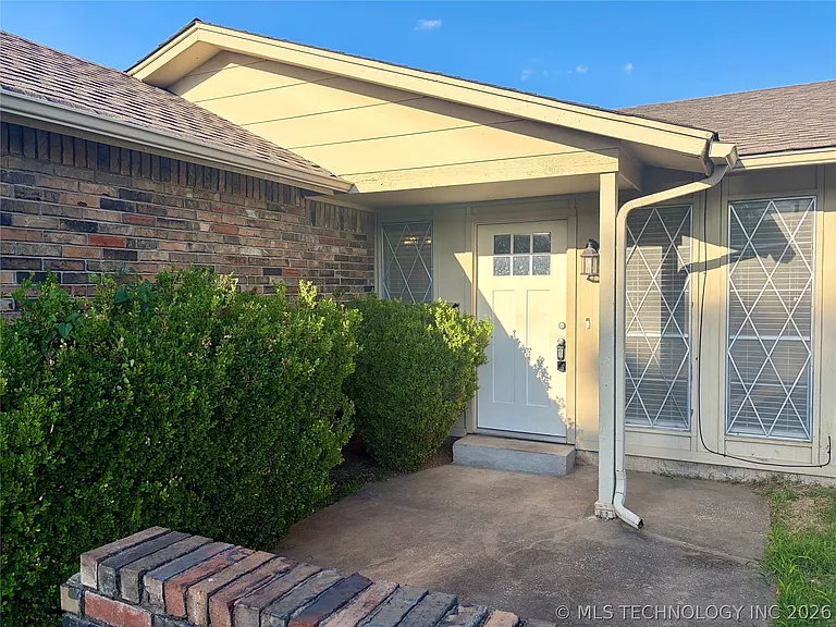 6345 S Madison Pl — Photo 2