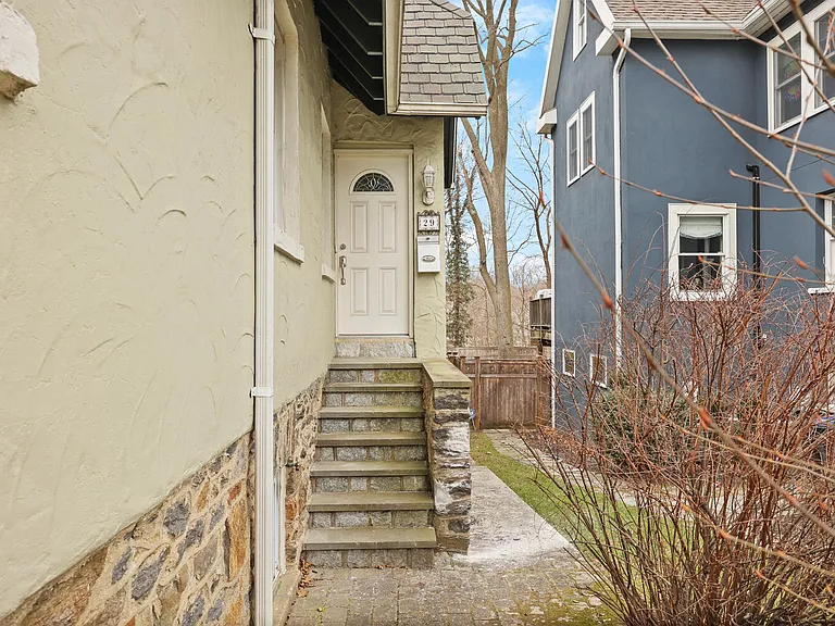 29 Chestnut Ave — Photo 2