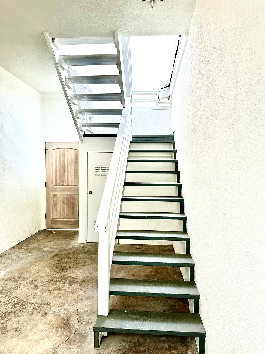 Building Photo - 421 Narcissus Ave #B