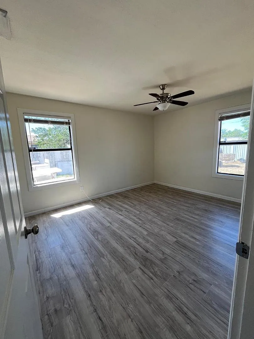 Unit Photo - 3105 Winfield Ave