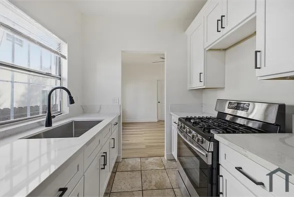 719 W 47th St #2 — Photo 5