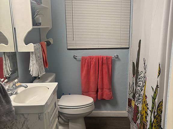 guest bathroom with tub/shower combo