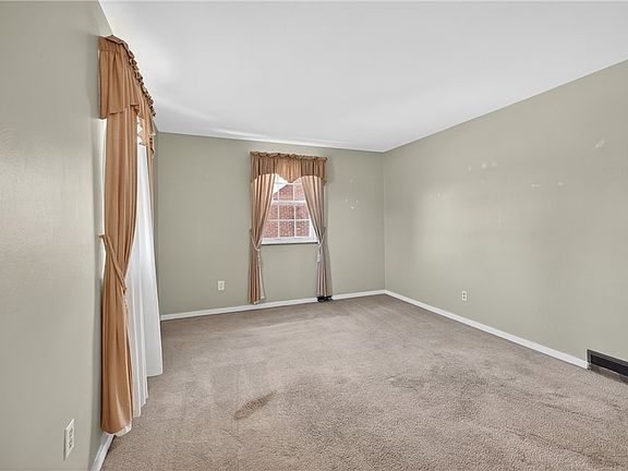 3rd image of 3553 Oakleaf Rd