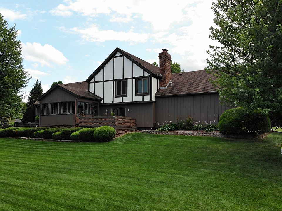 2nd image of 135 Shorewood Dr
