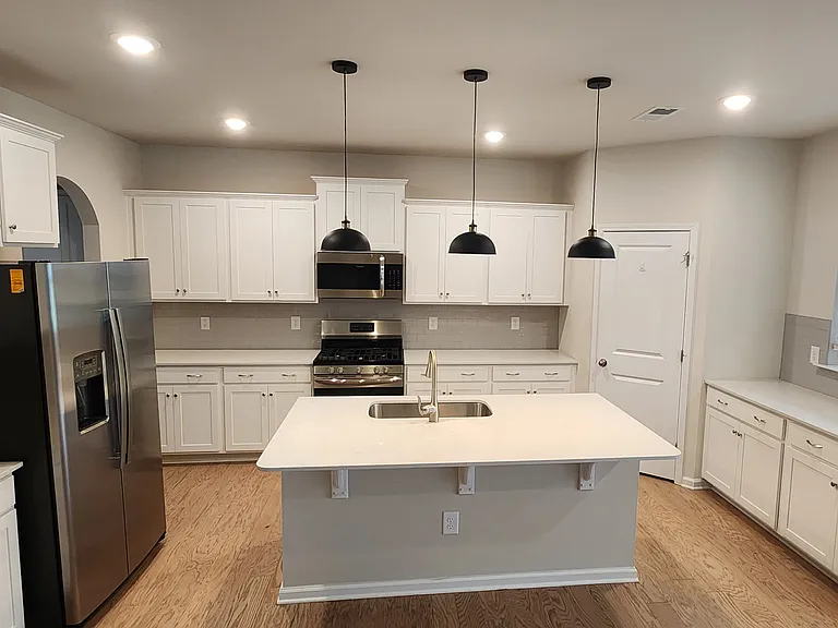 1009 Gabardine Ln — Photo 2