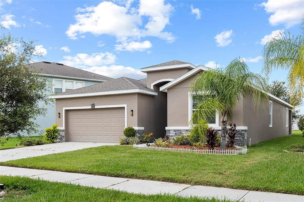 4 bed, 2.5 bath, 2057 sqft, $2,550 — Photo 3