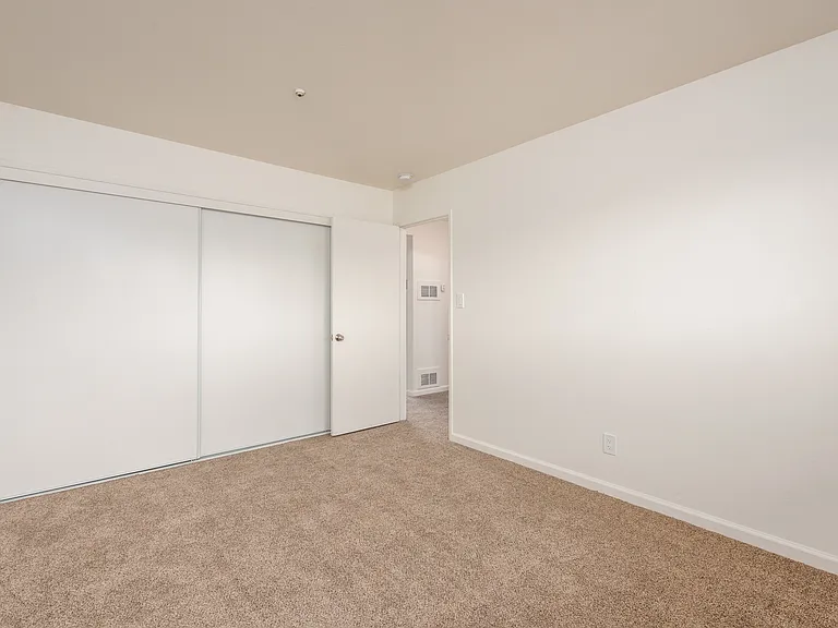 Los Robles Apartments — Photo 22