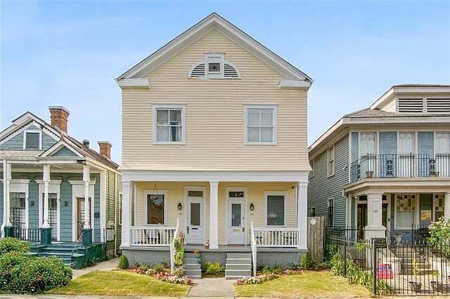 133 N Clark St — Photo 1
