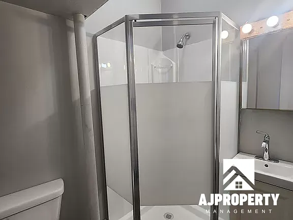 1118 W 8th St #5 — Photo 11