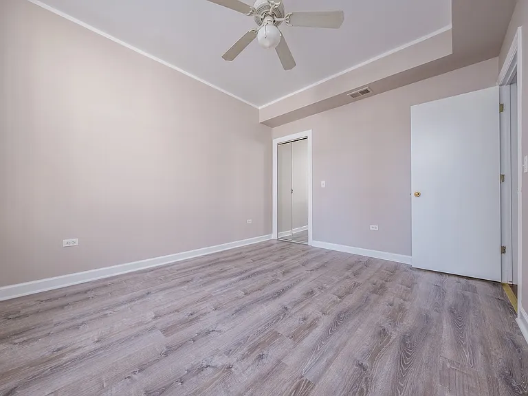 738 w Briar — Photo 14