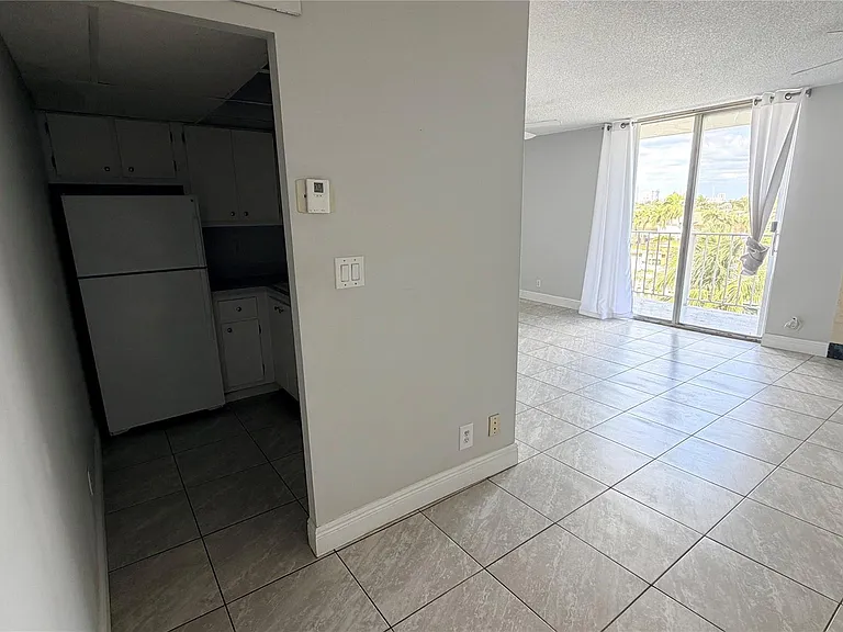 1731 SE 15th St #503 — Photo 9