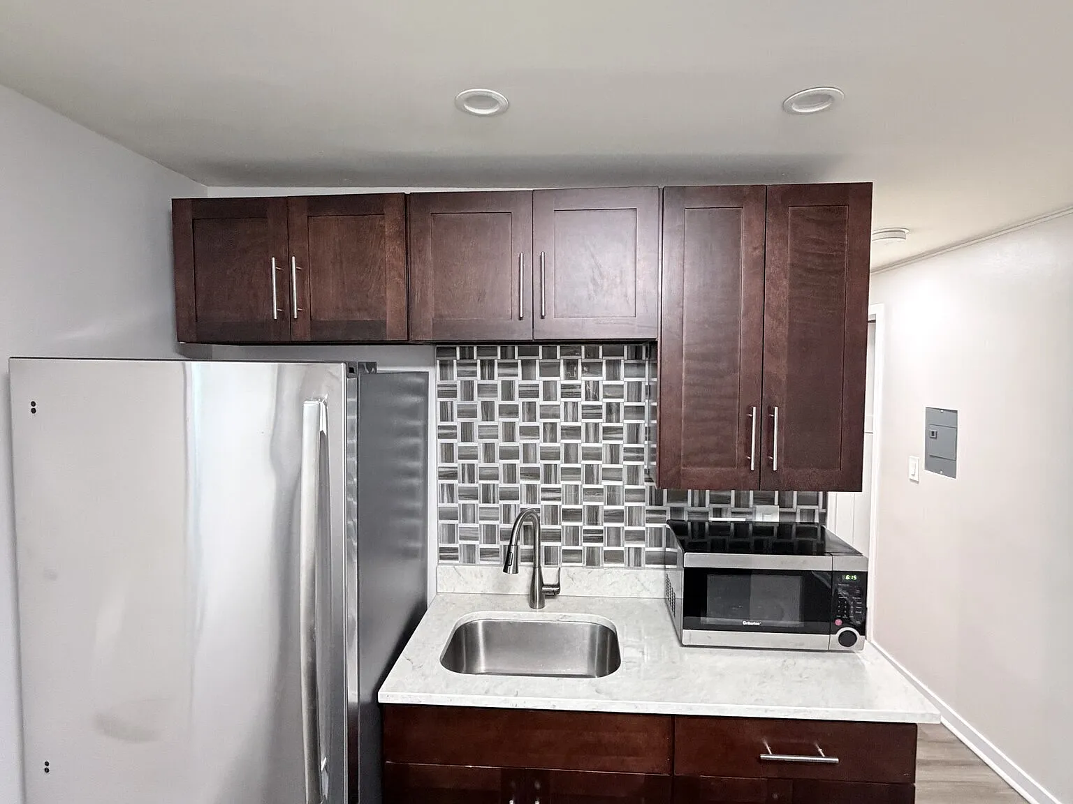 Charming 1 Bedroom 1 Bathroom Near Downtown Naperville — Photo 3