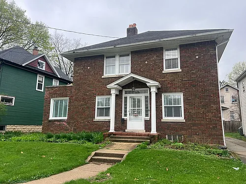240 W Locust St Photo 1