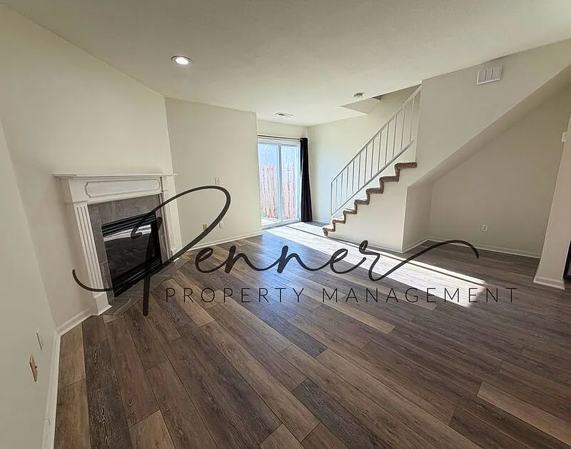 3 bed, 2.5 bath, 1470 sqft, $1,295 — Photo 2
