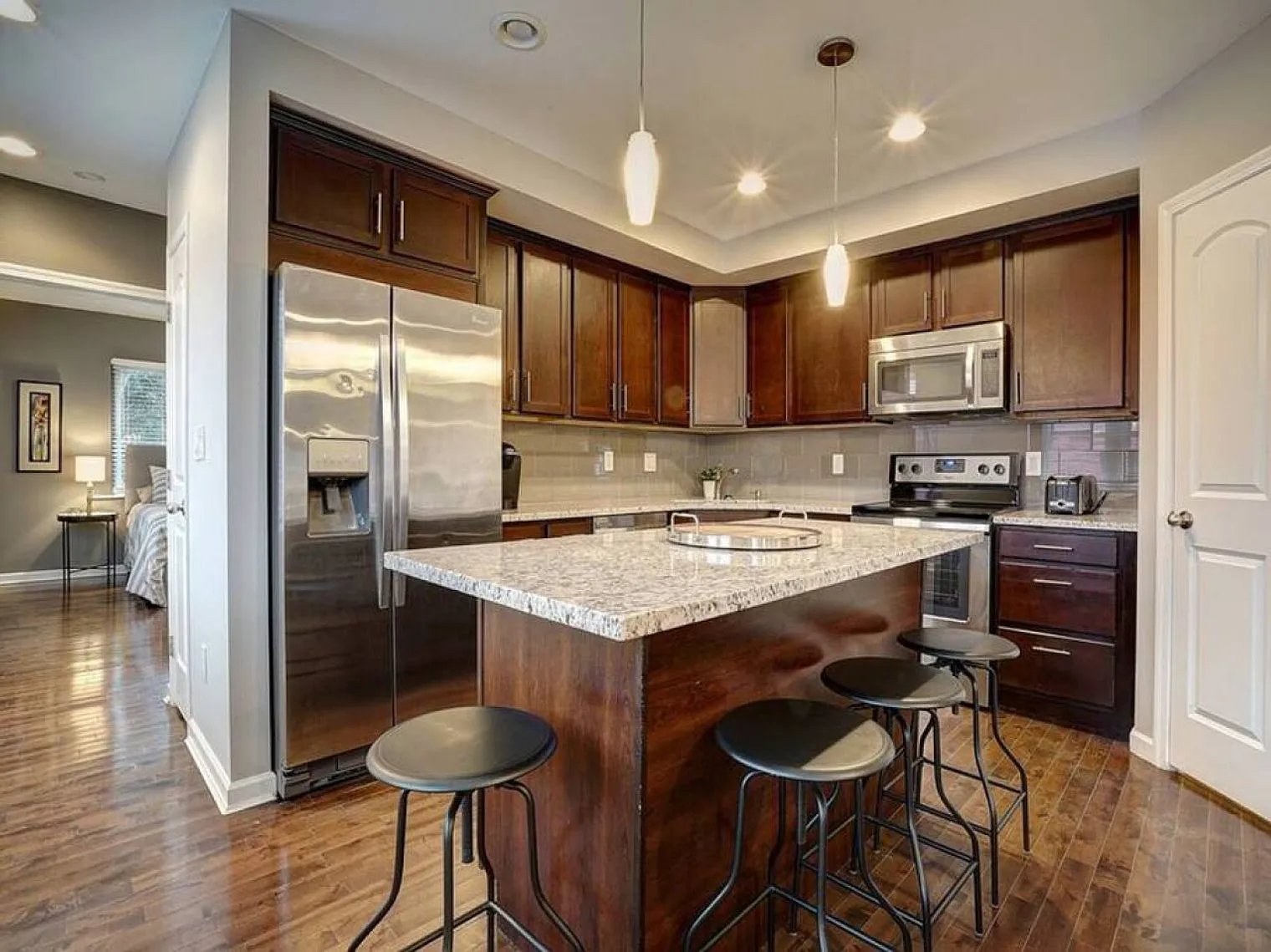 2 bed, 1.0 bath, 1431 sqft, $2,159 — Photo 2
