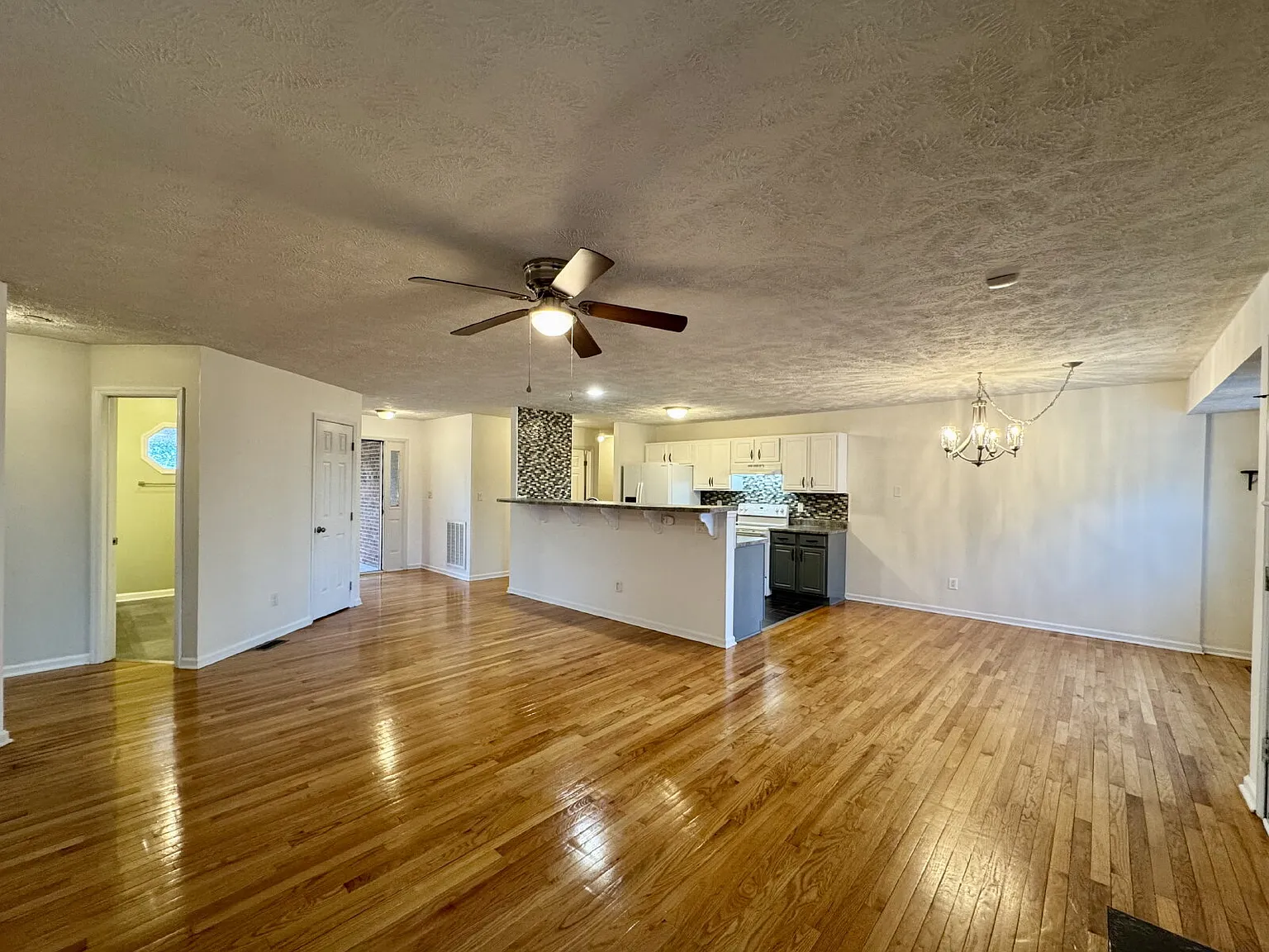 3 bed, 2.0 bath, 1790 sqft, $1,800 — Photo 4