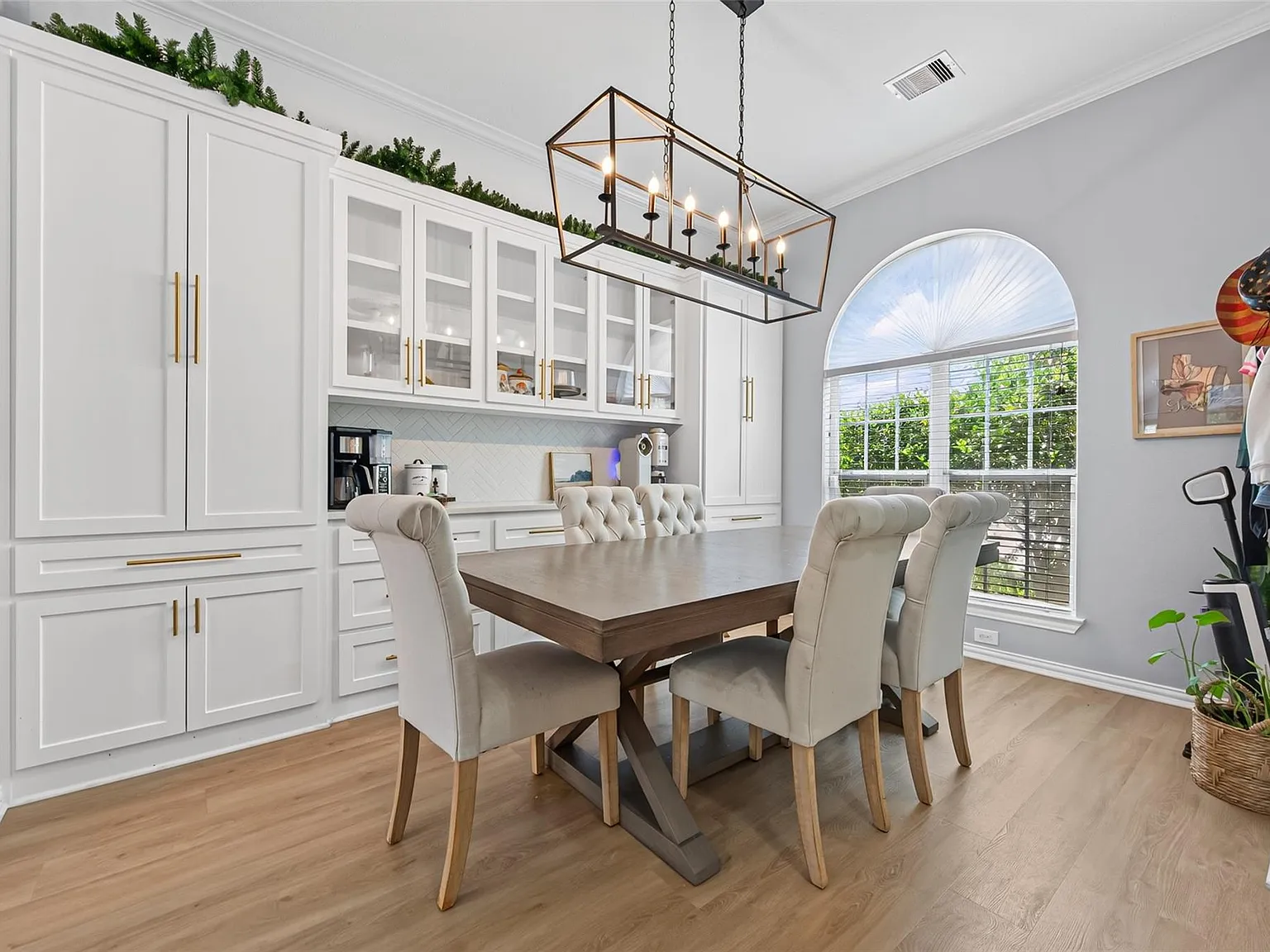4 bed, 2.0 bath, 2018 sqft, $2,450 — Photo 4