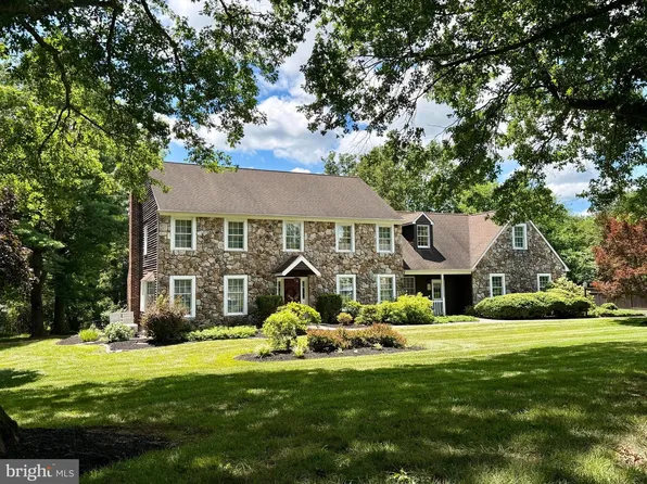 950 Camelot Rd, Furlong, PA 18925