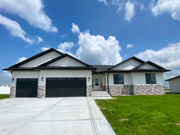 605 Brooking Cir, Hastings, NE 68901