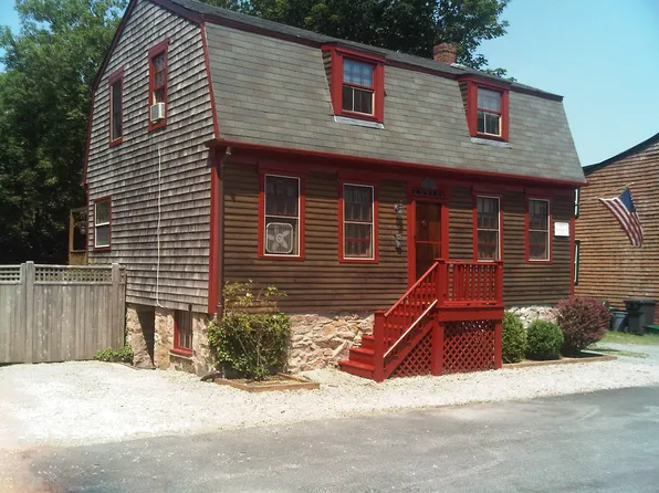 11 Boss Ct, Newport, RI 02840