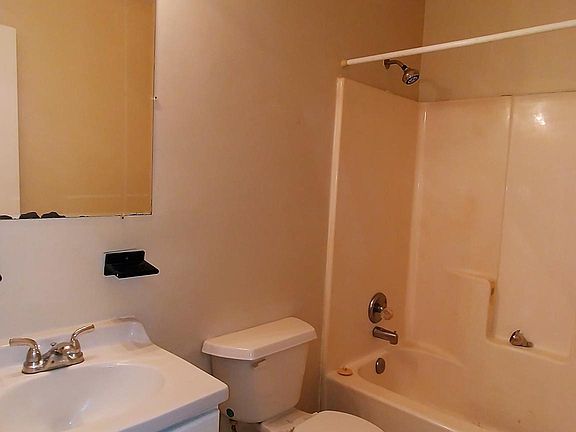 Bathroom w tub/shower combination