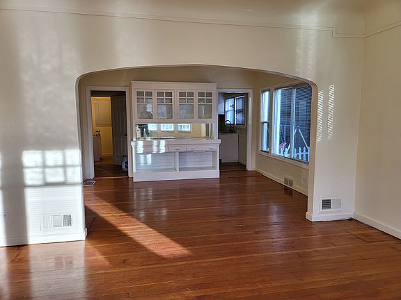 3rd image of 520 25th St SE #520