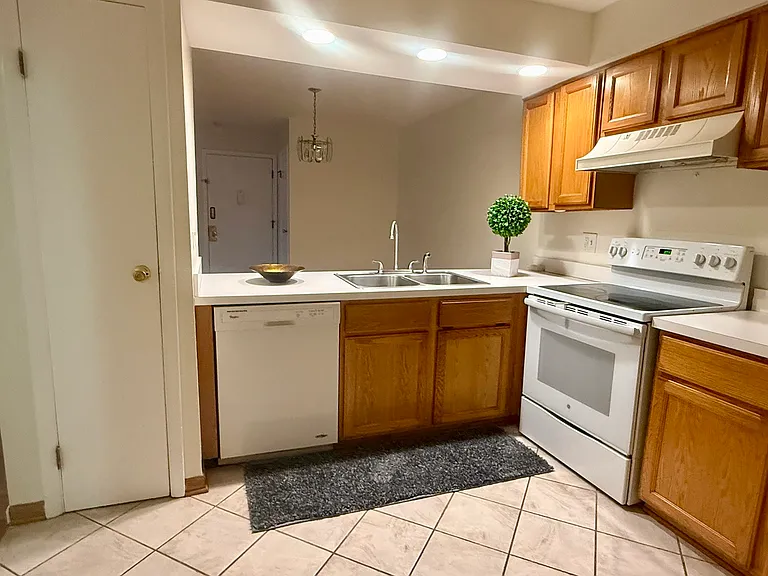 4424 Euclid Ave #1D — Photo 3