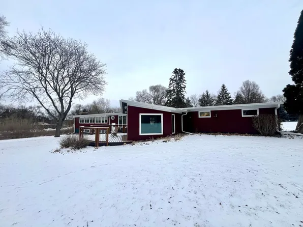 2 Martin Ln, North Oaks, MN 55127