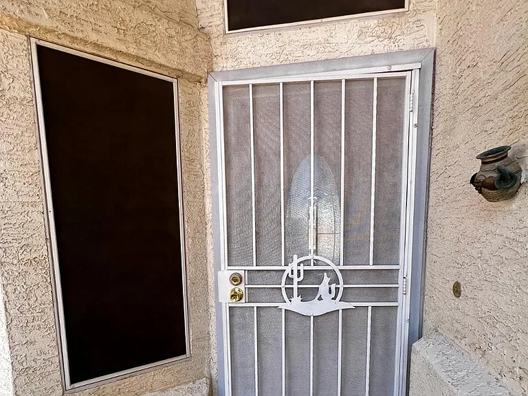 1631 N Garrett Dr — Photo 2