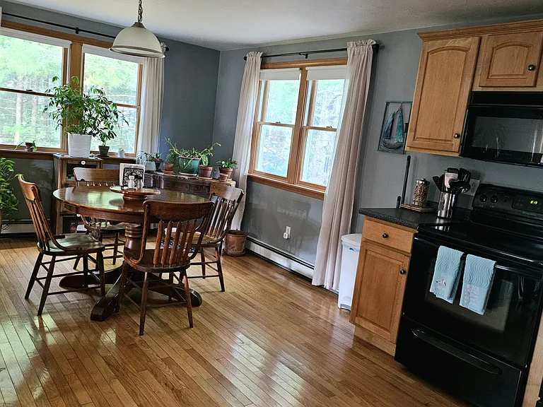 Naturally bright kitchen and dining area with an open floor plan. Clean, well_kept shared space ideal for simple meal prep and comfortable dining.