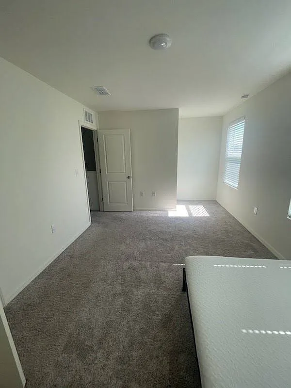 5 bed, 2274 sqft, $600 — Photo 2