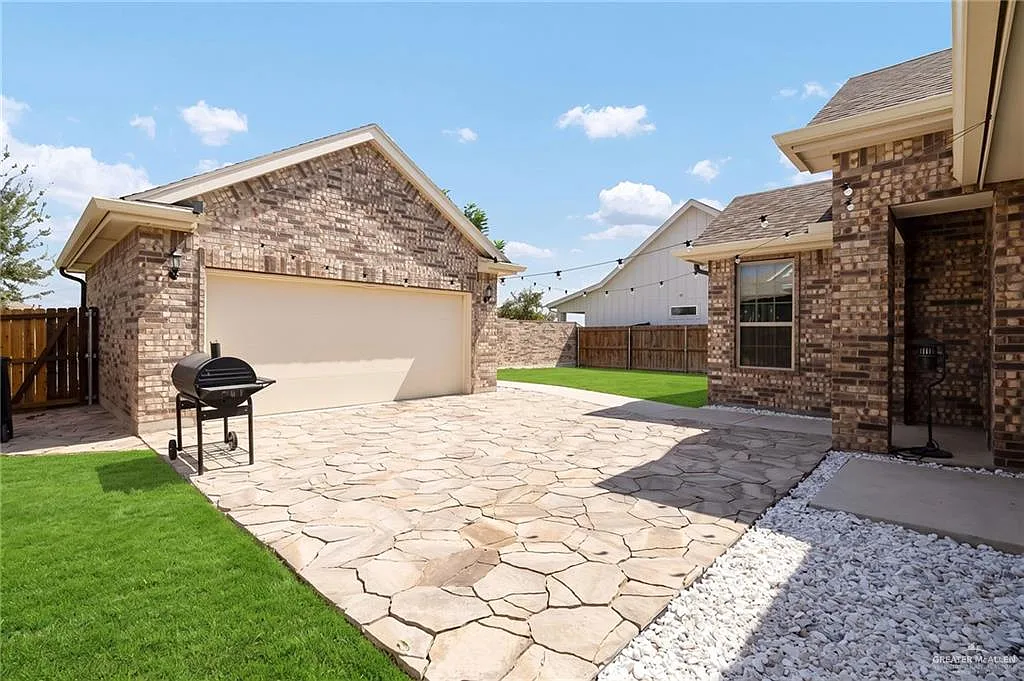 3 bed, 2.5 bath, 1694 sqft, $2,375 — Photo 2