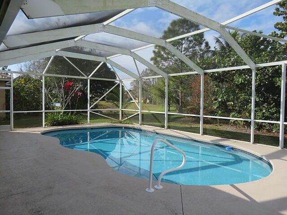 2nd image of 601 NW Waverly Cir