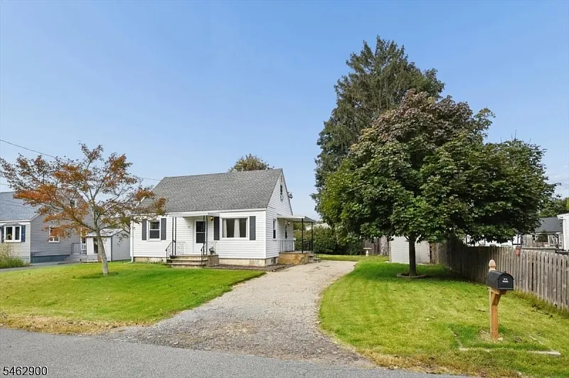 4 bed, 1.0 bath, $2,800 — Photo 1