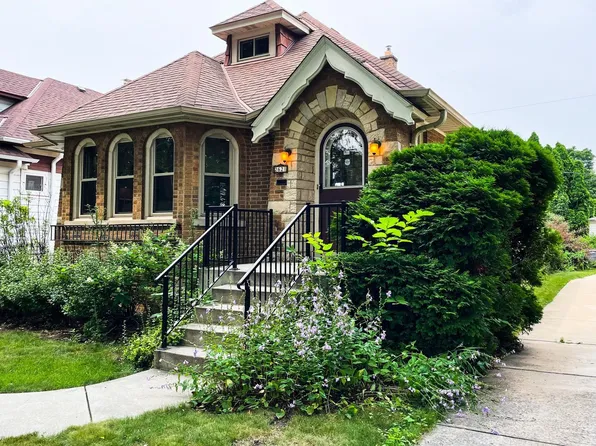 2621 N 69th St, Wauwatosa, WI 53213