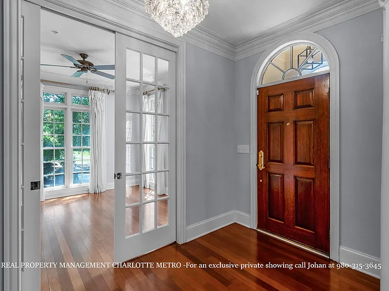 529 Queens Rd — Photo 10