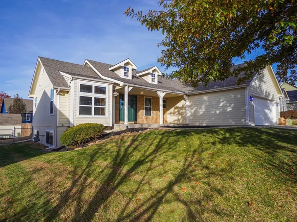 495 E 13th St, Tonganoxie, KS 66086