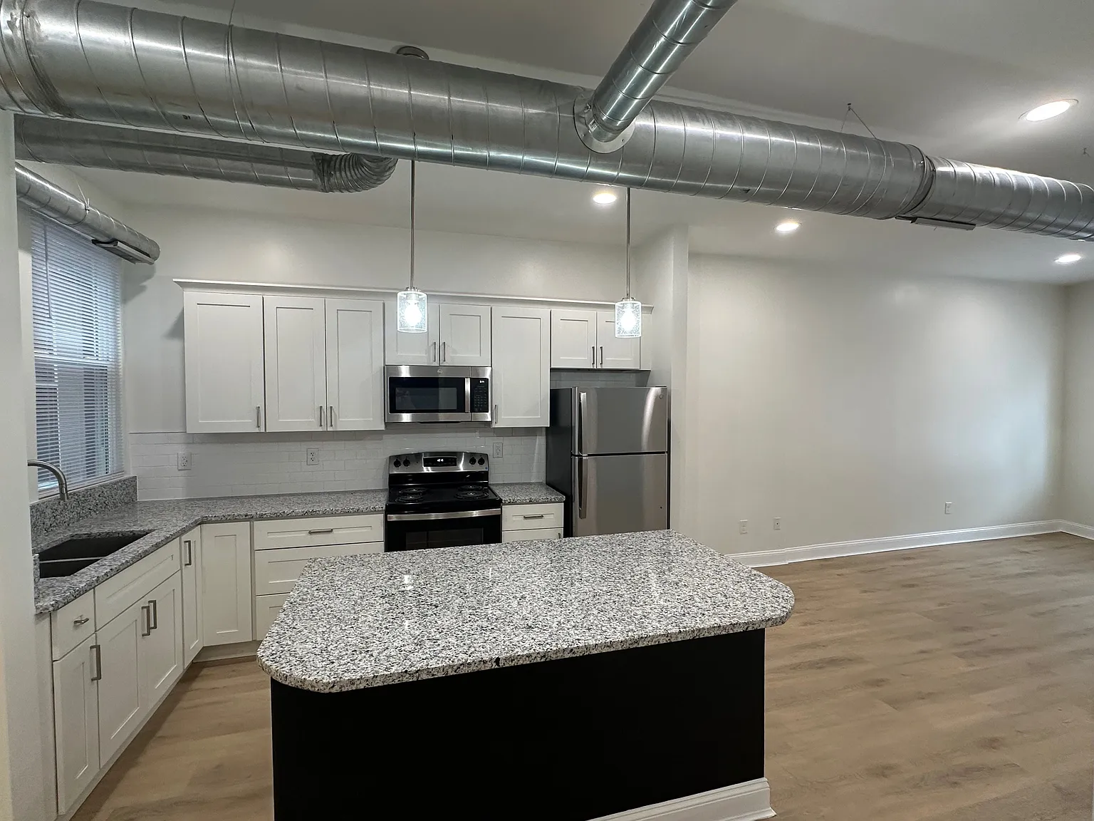 1 bed, 1.0 bath, 863 sqft, $1,200 — Photo 1