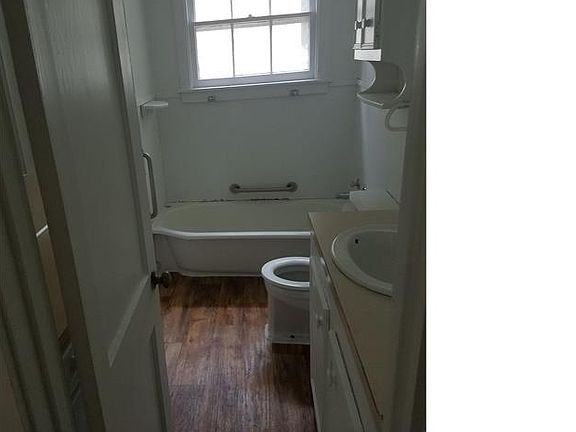 4th image of 1919 Hill St