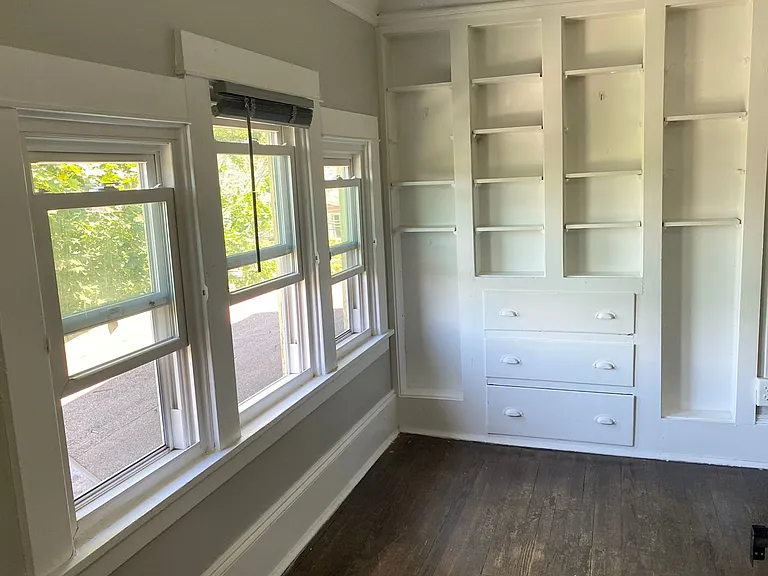 609 E State St — Photo 110