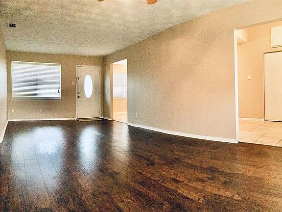 4th image of 1006 Royal Crest Dr