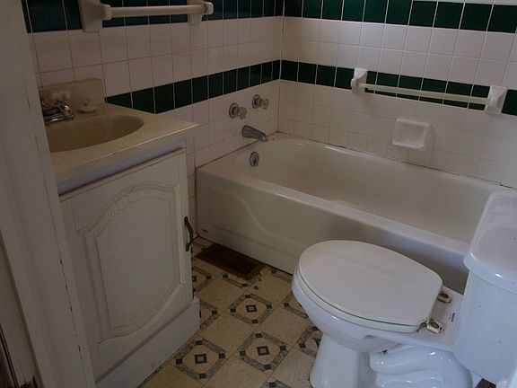 Bedroom 1's Full Bathroom 