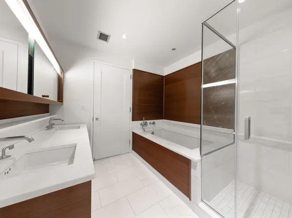 60 Riverside Boulevard image 13 of 22