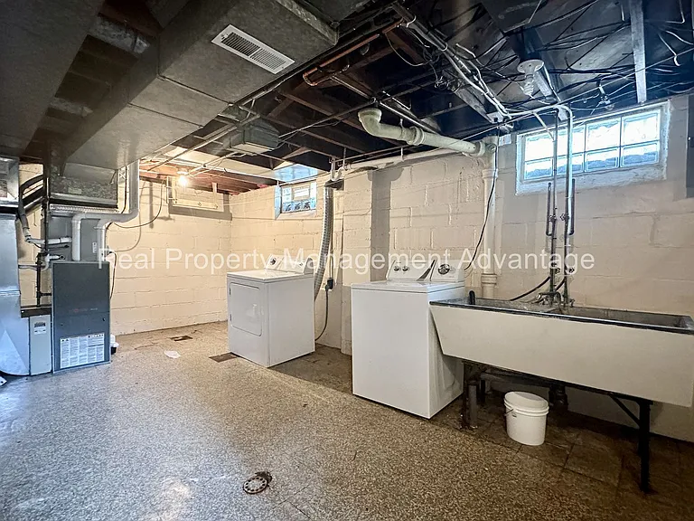 1596 Albany St — Photo 18