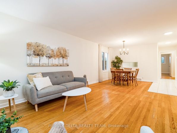 22 Bedale Dr, Ottawa, ON K2H 5M1