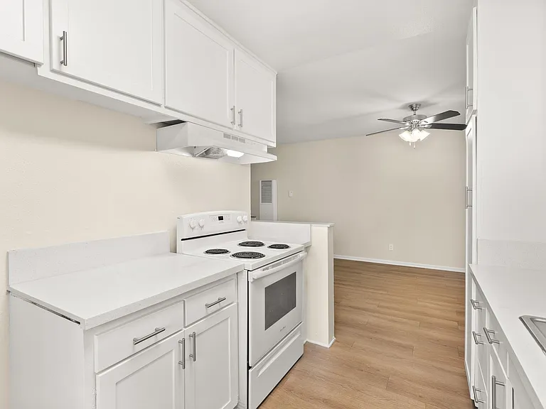 Melrose Place Apartments — Photo 19