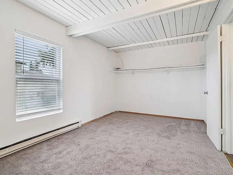 Brentwood Apartments — Photo 15