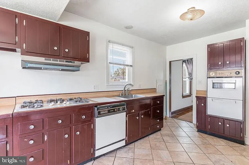 3 bed, 1.0 bath, 1170 sqft, $2,300 — Photo 3