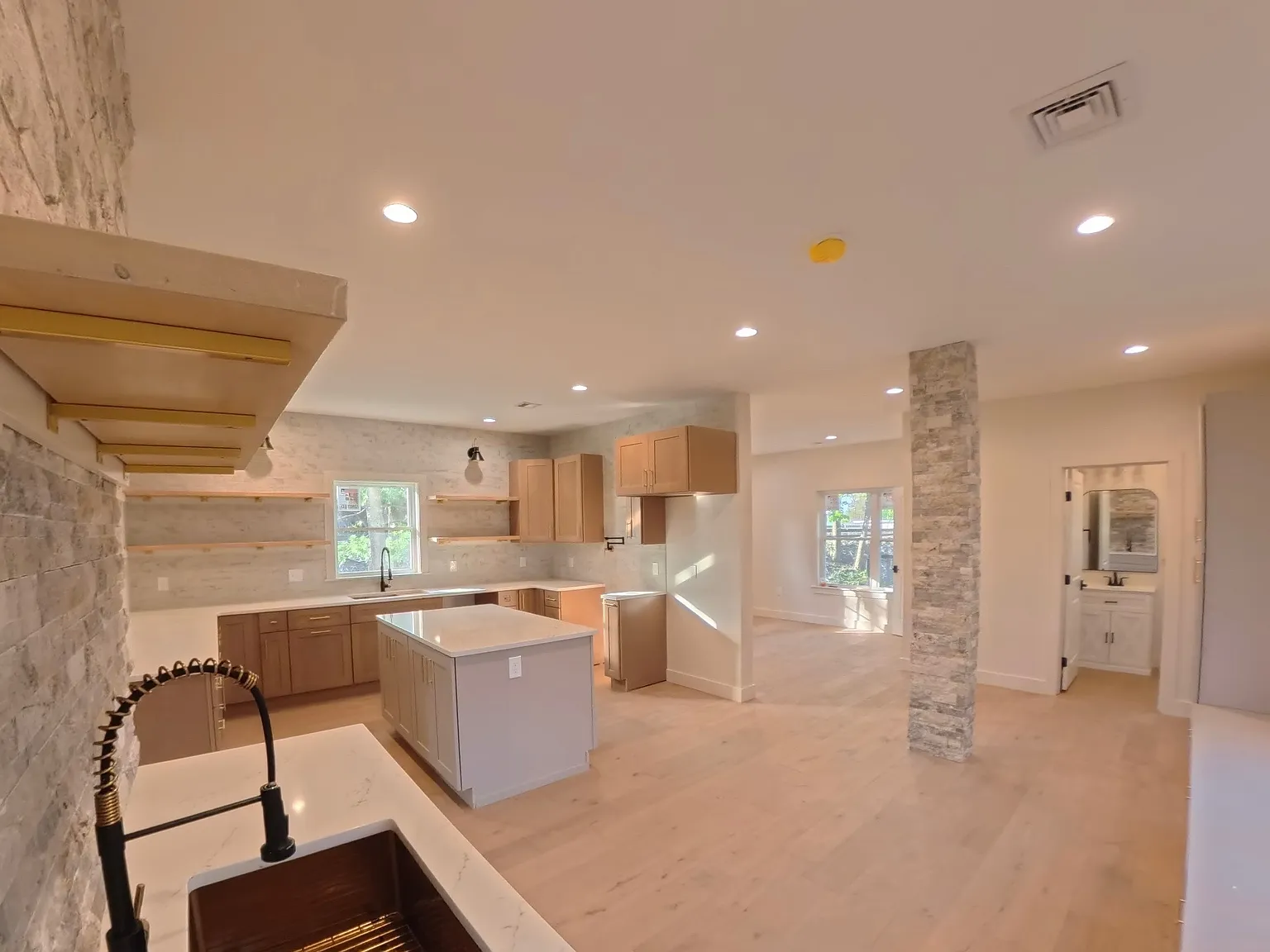 3 bed, 2300 sqft, $3,100 — Photo 4