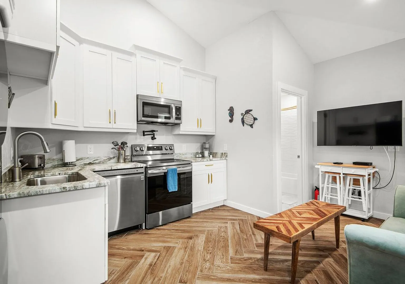 403 Dunedin Rentals LLC — Photo 3